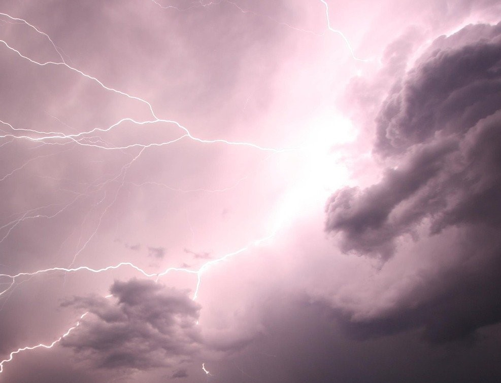 Photo du ciel illuminé et déchiré par les éclairs lors d'un orage.