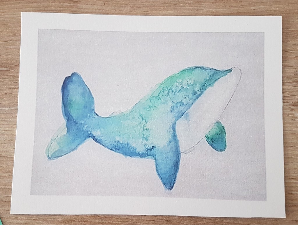 Peinture aquarelle d'une dauphin bleu sur fond beige.