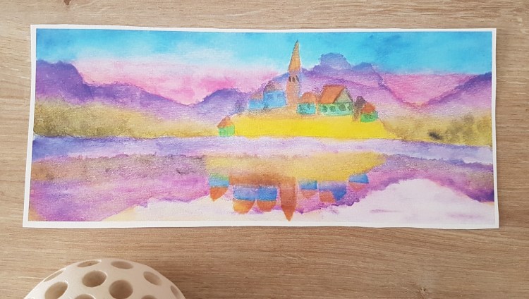 Peinture aquarelle d'un paysage de village surplombant un lac, avec des montagnes en fond.